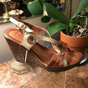Cute, lightweight Phany beige/saddle wedges  38